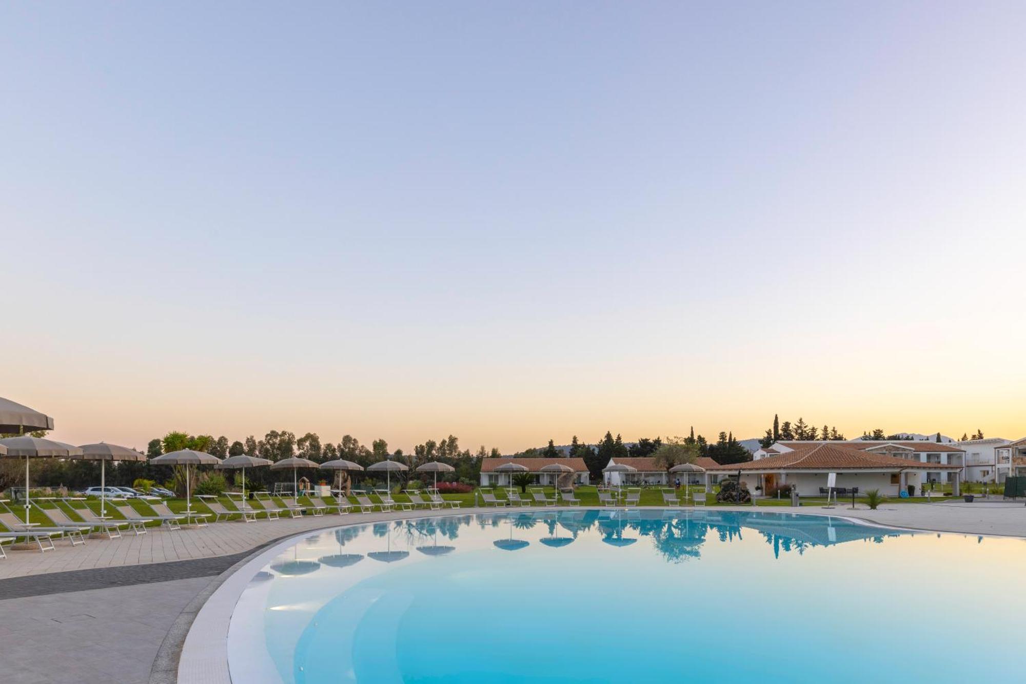 Hotel S'Arena Beach La Caletta Bagian luar foto