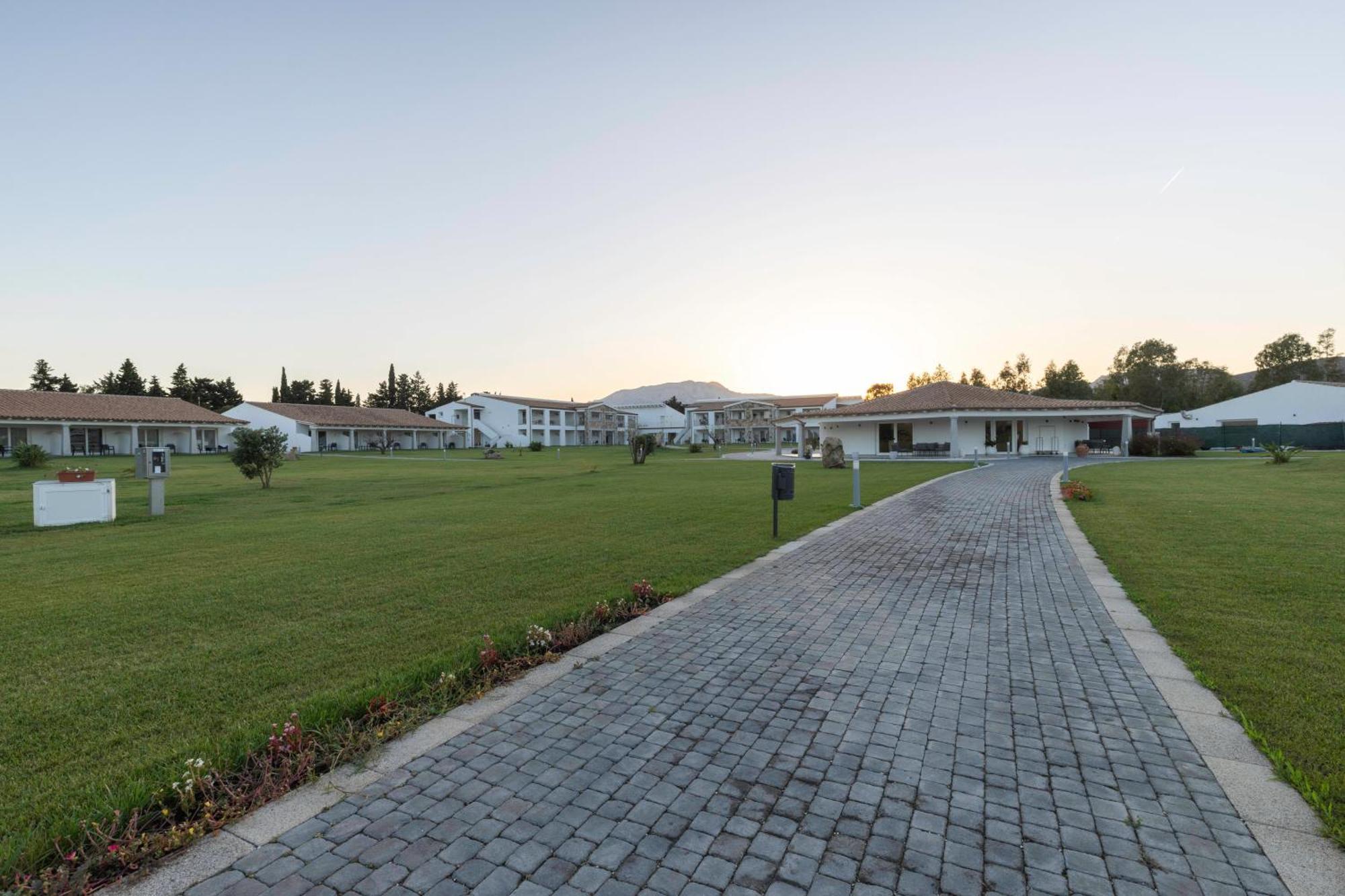 Hotel S'Arena Beach La Caletta Bagian luar foto